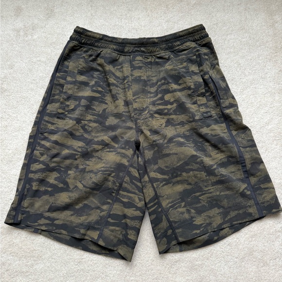 Men's lululemon Camouflage Shorts - Picture 1 of 3